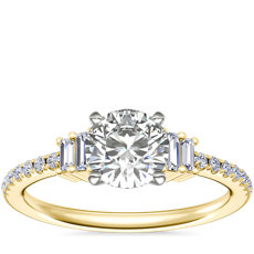 Anillo de compromiso pequeño con diamantes de talla baguette y en pavé en oro amarillo de 14 k